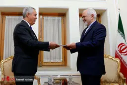عکس/ تقدیم رونوشت استوارنامه سفیر جدید جمهوری تاجیکستان به ظریف
