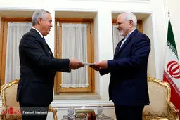 عکس/ تقدیم رونوشت استوارنامه سفیر جدید جمهوری تاجیکستان به ظریف