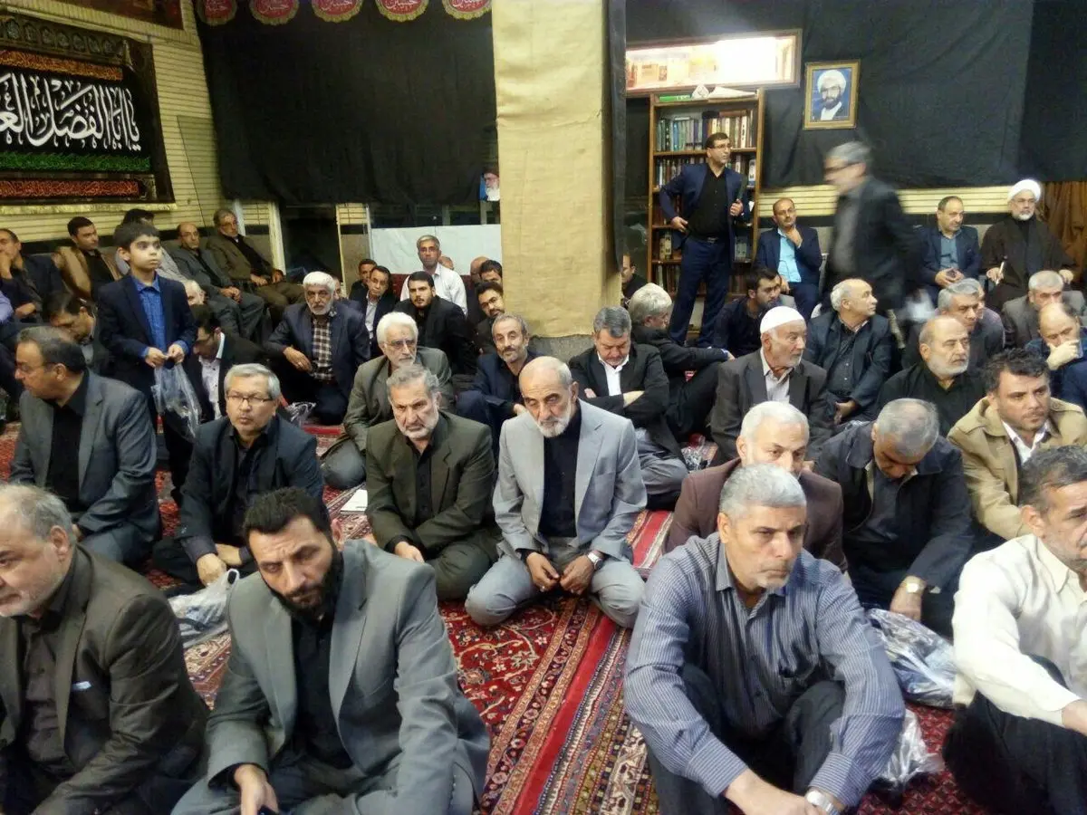 عکس/ رویارویی مدیرمسئول کیهان با احمدی‌نژاد در مراسم ختم برادرش