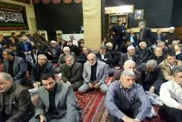 عکس/ رویارویی مدیرمسئول کیهان با احمدی‌نژاد در مراسم ختم برادرش