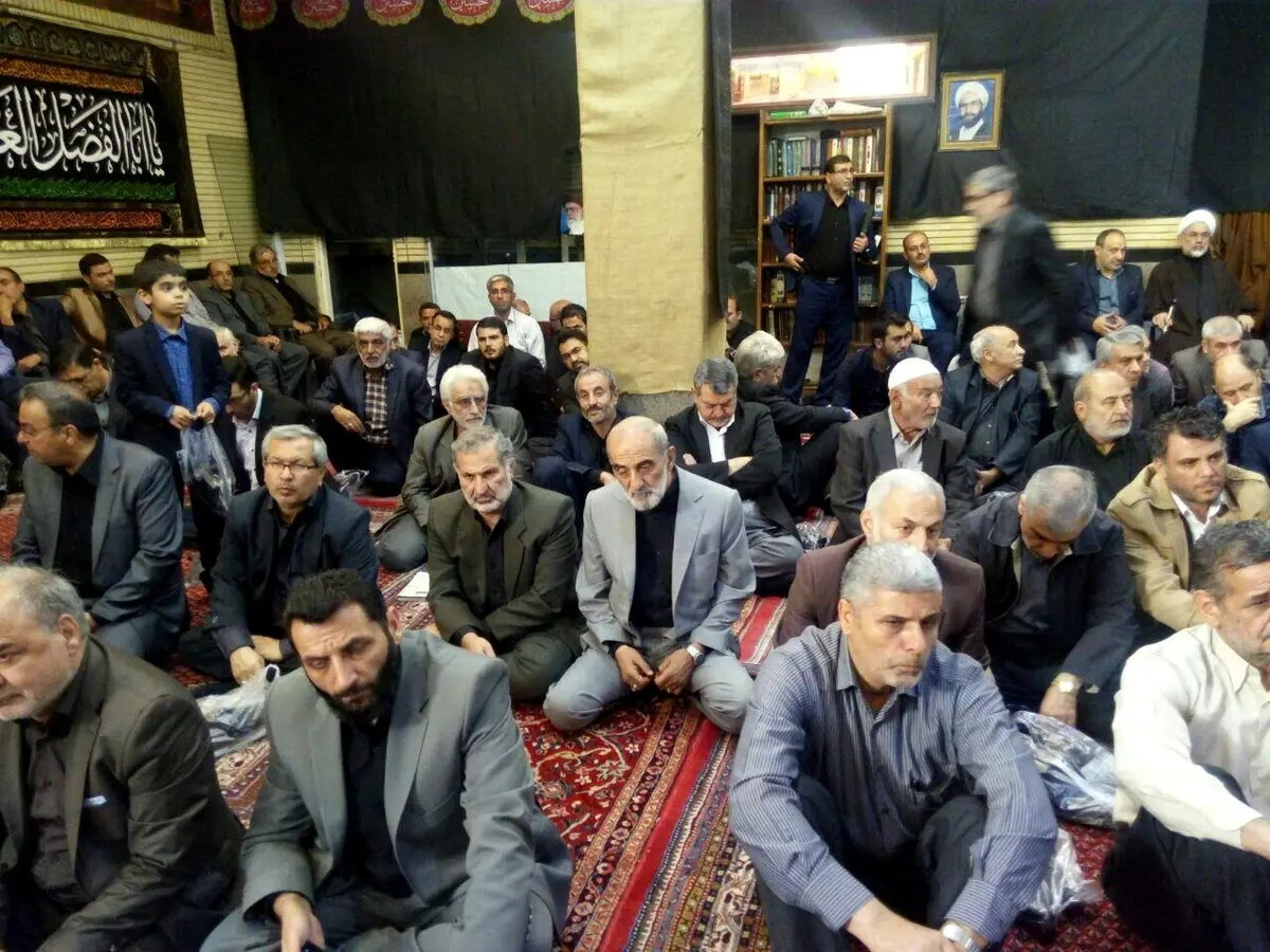 عکس/ رویارویی مدیرمسئول کیهان با احمدی‌نژاد در مراسم ختم برادرش