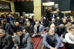 عکس/ رویارویی مدیرمسئول کیهان با احمدی‌نژاد در مراسم ختم برادرش