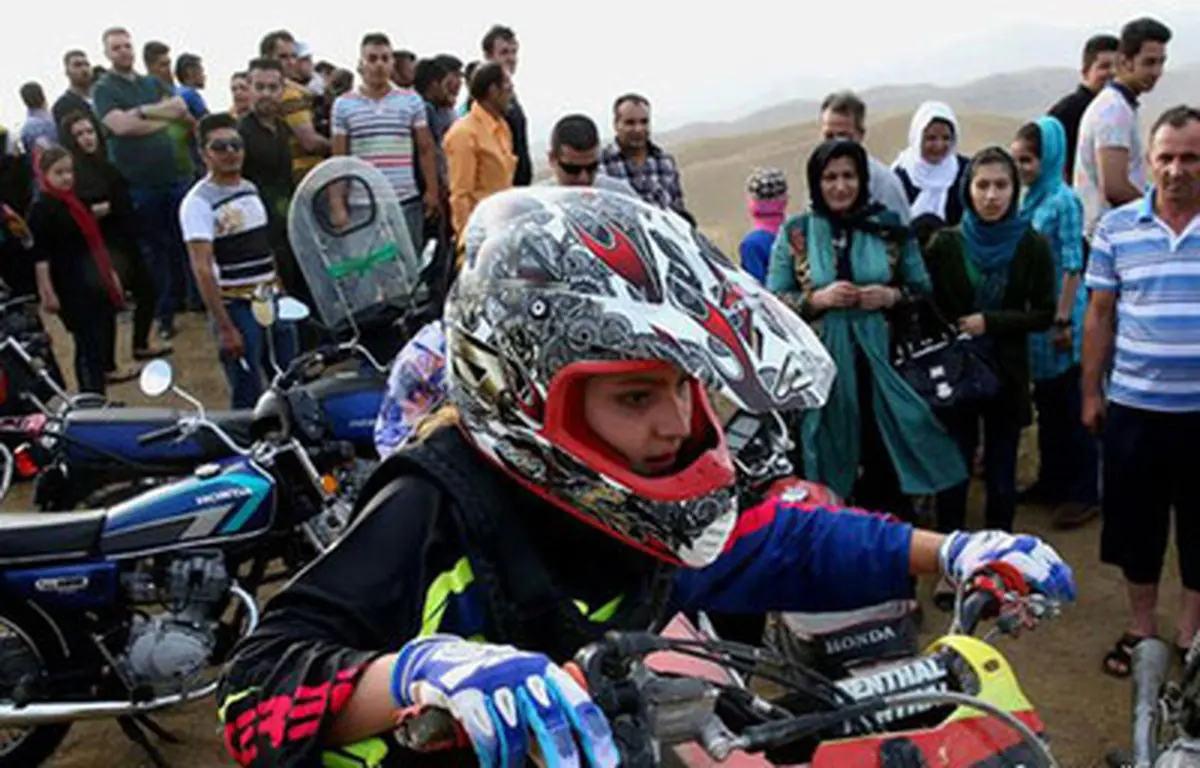 تصاویر حرکات‌ نمایشی دختر ایرانی با‌موتور