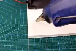 روشی جالب برای شارژِ گوشیِ موبایل (استفاده از آهنربا برای تولید برق)