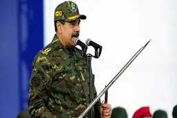 نیکلاس مادورو در ناو یواس‌اس ایوو جیما با چشمان بسته