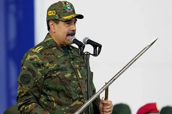 نیکلاس مادورو در ناو یواس‌اس ایوو جیما با چشمان بسته