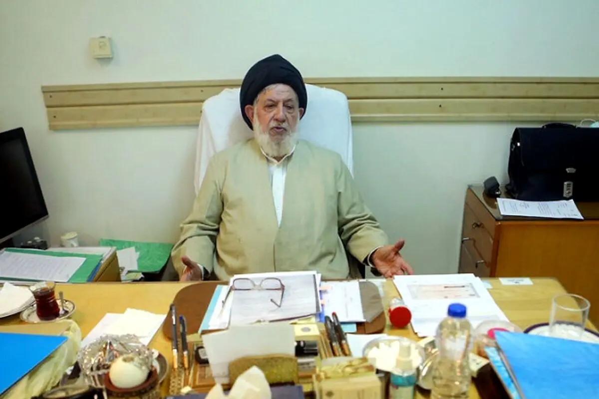 آیت‌الله خامنه‌ای: برج عاج نشینی با فدایی مردم بودن یک رئیس‌جمهور خیلی فرق دارد