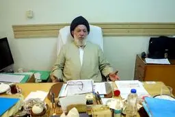 آیت‌الله خامنه‌ای: برج عاج نشینی با فدایی مردم بودن یک رئیس‌جمهور خیلی فرق دارد