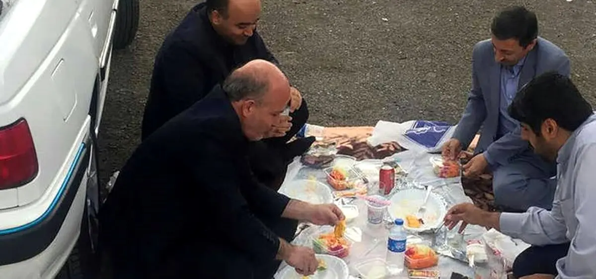 ناهار خوردن "فتاح" در کنار جاده! / عکس