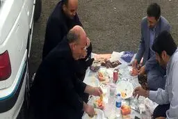 ناهار خوردن "فتاح" در کنار جاده! / عکس