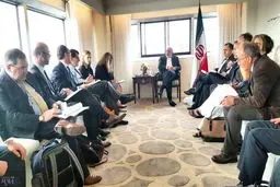 دیدار اعضای روزنامه نیویورک‌تایمز با ظریف /عکس