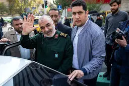 تصاویر / رونمای سرلشکر سلامی از دیوارنگاره های لانه جاسوسی