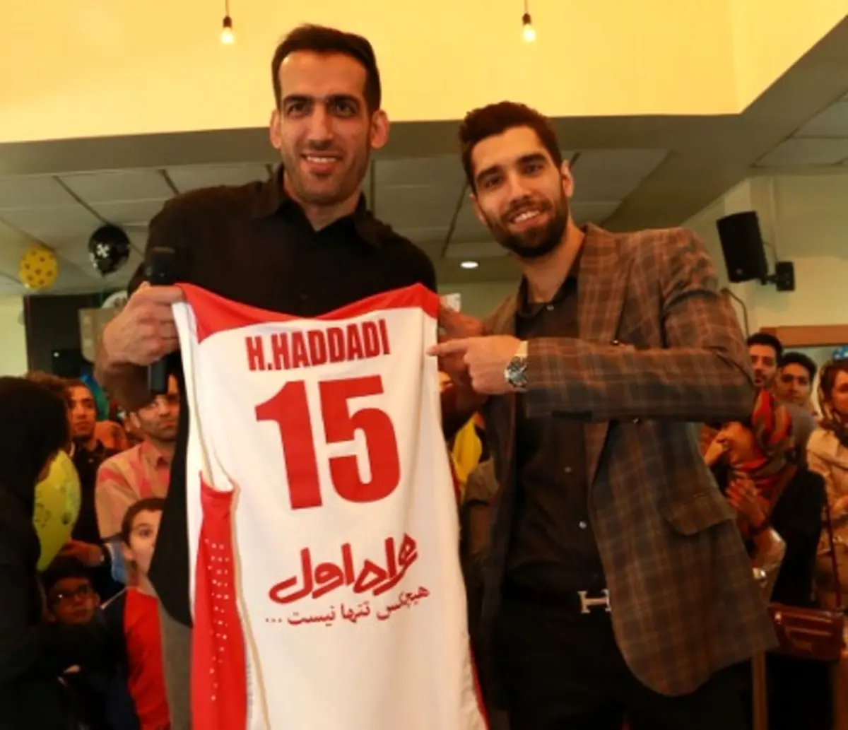 حدادي پيراهن خود را در کنار موسوی به مؤسسه خيريه محك اهدا كرد + عکس