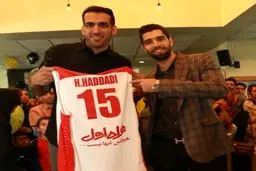 حدادي پيراهن خود را در کنار موسوی به مؤسسه خيريه محك اهدا كرد + عکس