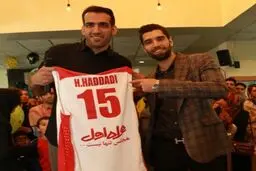 حدادي پيراهن خود را در کنار موسوی به مؤسسه خيريه محك اهدا كرد + عکس