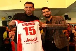 حدادي پيراهن خود را در کنار موسوی به مؤسسه خيريه محك اهدا كرد + عکس