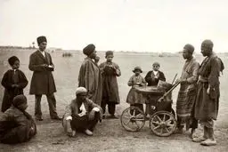 تصویری از بستنی خورهای لاکچری‌ در تهران حدود یک و نیم قرن پیش!