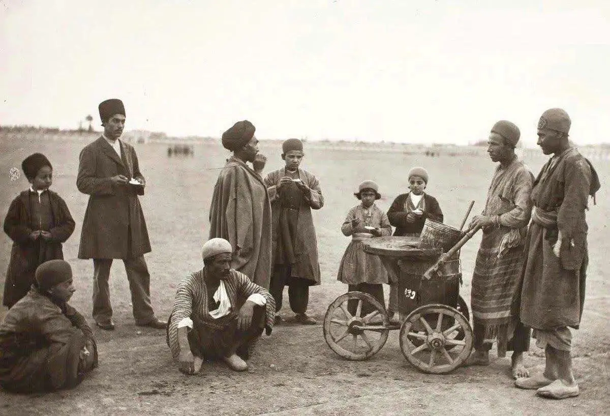 تصویری از بستنی خورهای لاکچری‌ در تهران حدود یک و نیم قرن پیش!