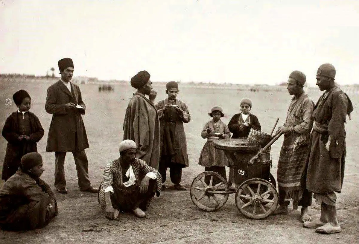 تصویری از بستنی خورهای لاکچری‌ در تهران حدود یک و نیم قرن پیش!