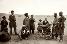 تصویری از بستنی خورهای لاکچری‌ در تهران حدود یک و نیم قرن پیش!