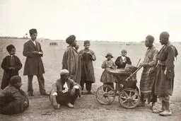 تصویری از بستنی خورهای لاکچری‌ در تهران حدود یک و نیم قرن پیش!