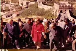 فرح و هویدا بر فراز دیوار چین/عکس