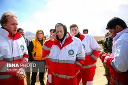 تصویری از بانوی قهرمان جهان در تیم امداد و نجات هواپیمای سقوط کرده