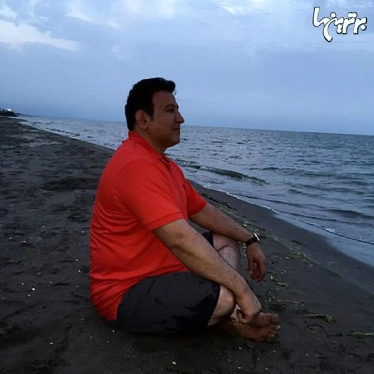 آرامش حاج حسین هدایتی در کنار ساحل/عکس