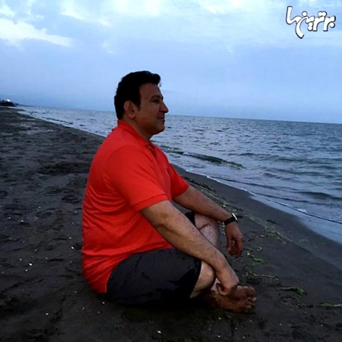 آرامش حاج حسین هدایتی در کنار ساحل/عکس