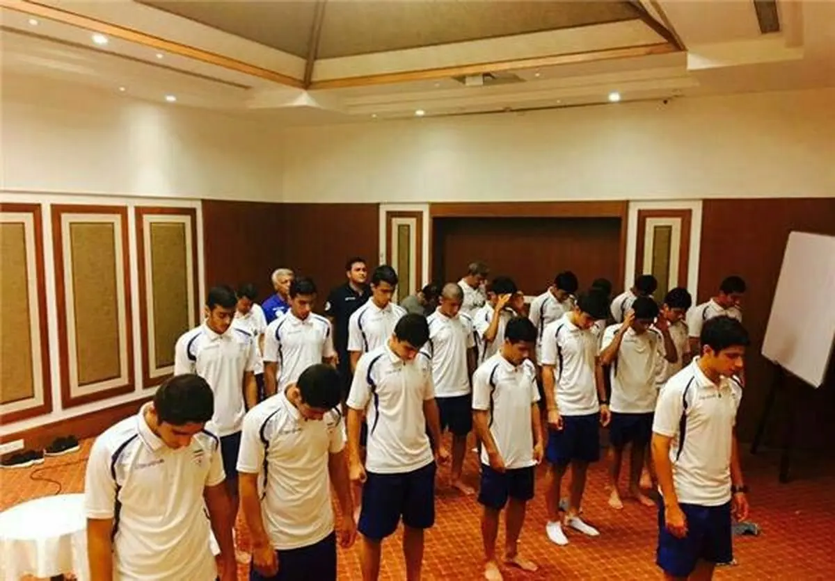 نماز شکر نوجوانان ملی پوش پس از صعود به جام جهانی/عکس