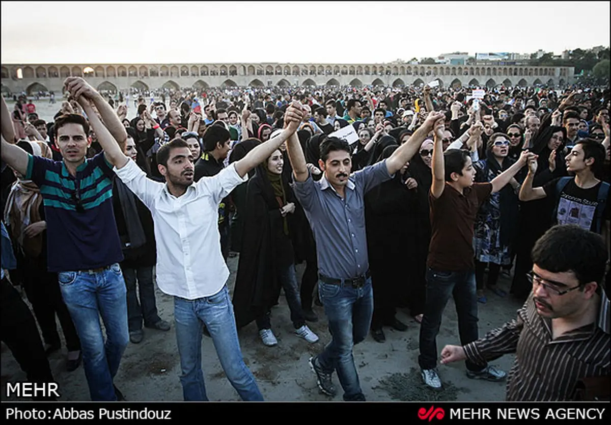 روایتی تصویری از زاینده رود خشک شده و خشم لبریز شده اصفهانی‌ها