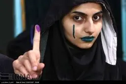 گریم جالب یک خانوم رای دهنده/ عکس