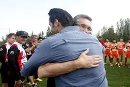 علی کریمی در آغوش برانکو/ عکس