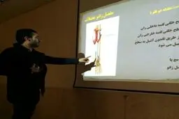 عکس/ همسر روناک یونسی در حال تدریس در کلاس