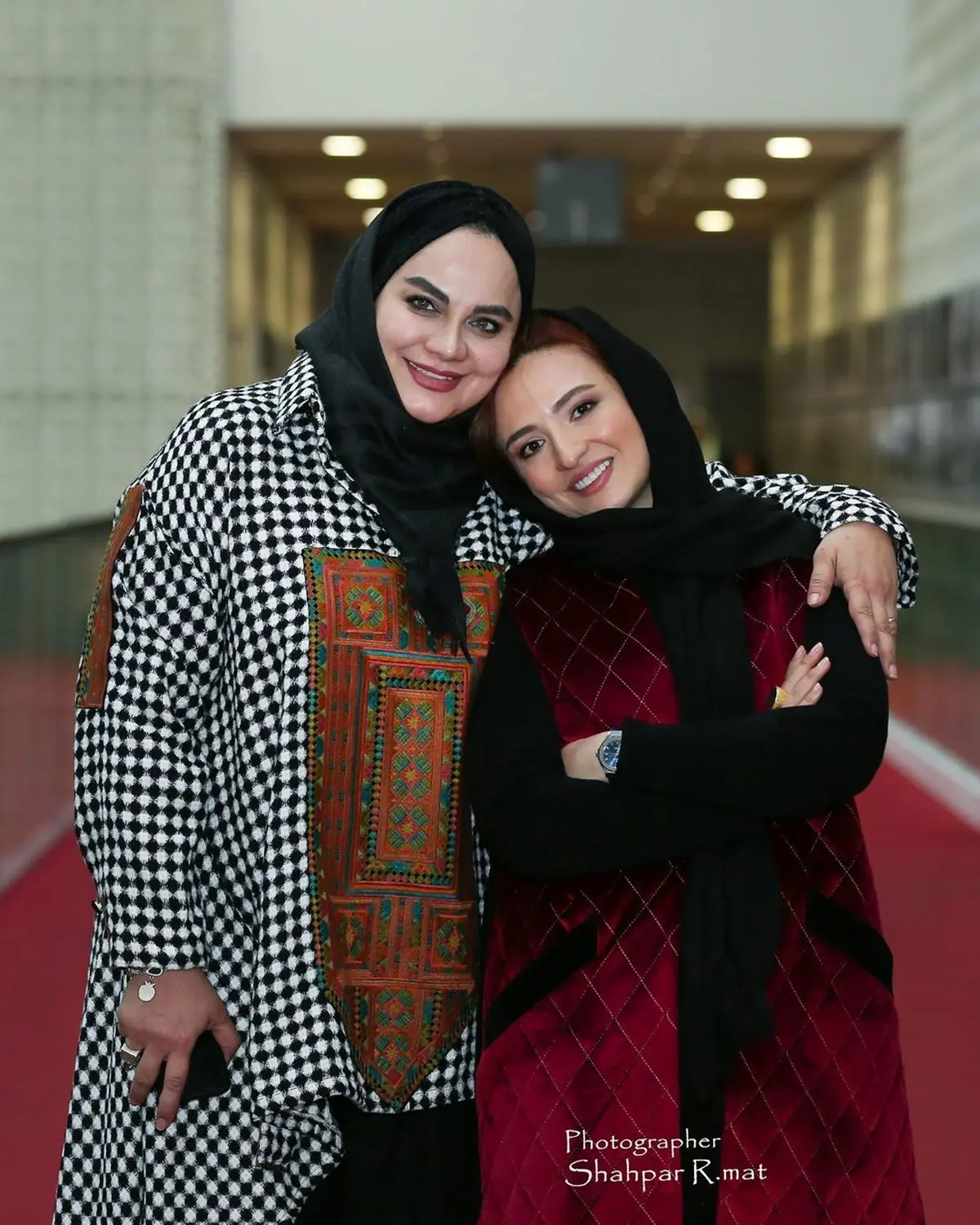 گلاره عباسی در آغوش کارگردان مشهور! + عکس