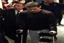 مسی با عصا در نیوکمپ+عکس