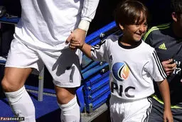 رونالدو با کودک سوری به زمین رفت/تصاویر