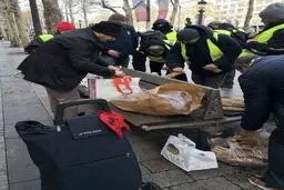 توزیع ساندویچ میان معترضان جلیقه زرد / عکس