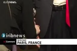 لحظه دیدنی تعویض مجسمه رئیس جمهور آمریکا در موزه پاریس