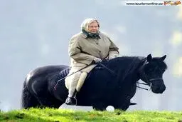وقتی ملکه89ساله اسب می راند!/عکس