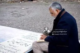 عکس | حضور سردار سلیمانی بر مزار مادرش در روز مادر