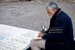 عکس | حضور سردار سلیمانی بر مزار مادرش در روز مادر