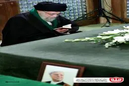 حضور رهبرانقلاب اسلامی بر مزار آیت الله هاشمی رفسنجانی (ره)/عکس