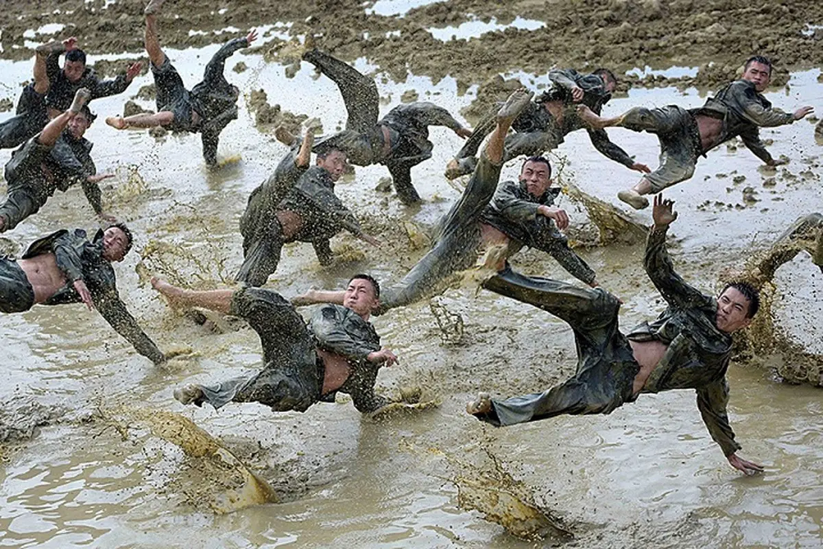 تمرین عجیب نیروهای آموزشی پلیس در چین/عکس