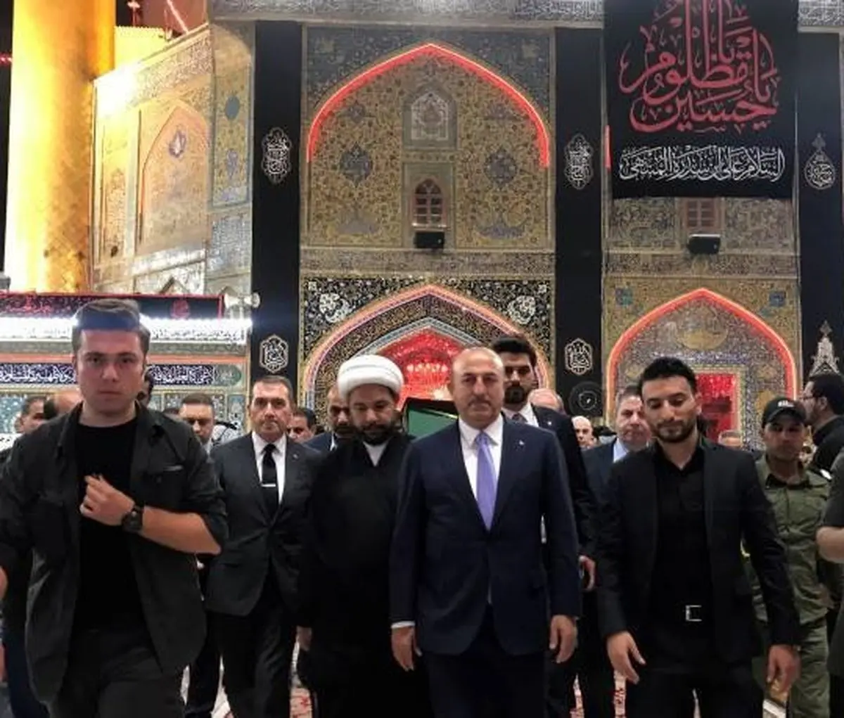 حضور وزیر خارجه ترکیه در حرم حضرت علی(ع) / تصاویر