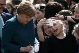 سلفی با آنگلا مرکل/ عکس