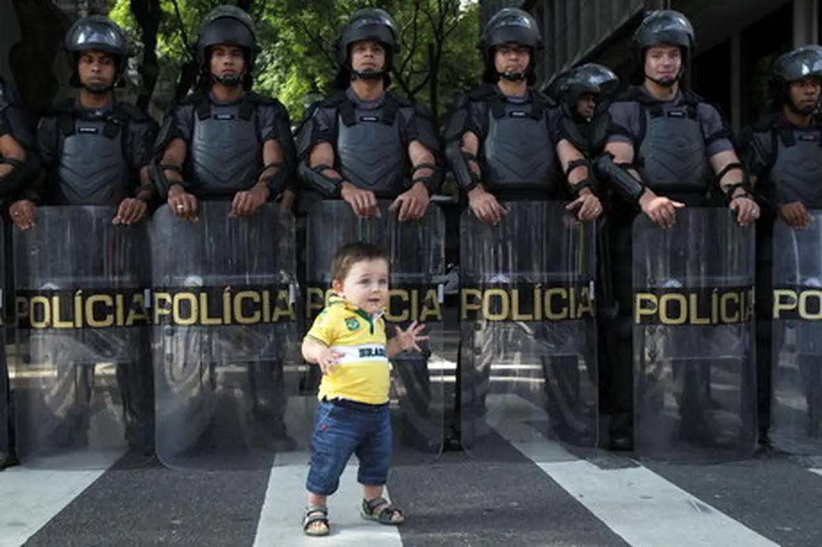 یک کودک، یک گارد ضدشورش/عکس