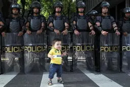 یک کودک، یک گارد ضدشورش/عکس