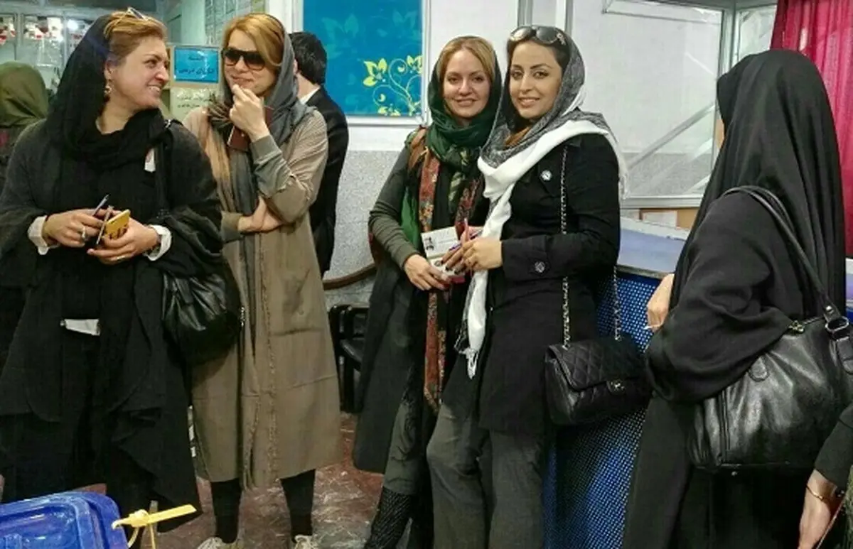 مهناز افشار در صف رأی دادن