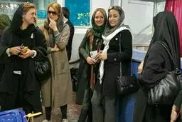 مهناز افشار در صف رأی دادن